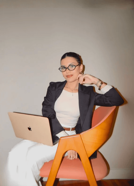 Thayná Santos - Publicitária e Estrategista de Marketing